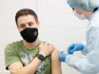 Кількість щеплених бустерною дозою COVID-вакцини сягнула майже 400 тисяч