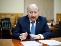 У Кабміні розповіли, чи підвищуватимуть зарплату держслужбовцям