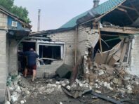 Окупанти “Градами” накрили Красногорівку. Снаряд потрапив в дім, де була родина з дитиною