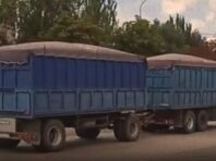 Росіяни через окупований Маріуполь вивозять крадене українське зерно (відео)