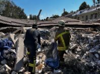 Через обстріл Бахмута зруйновано готель. Під завалами залишаються люди, є жертви