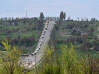 Декілька померли в черзі. Окупанти не пропускають тисячі людей на блокпосту у Василівці