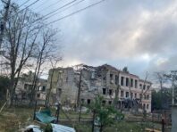Обстріл Краматорська: під завалами школи знайшли загиблого, пошуки людей продовжуються