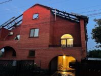 Били запальними боєприпасами. З’явилося відео обстрілу житлових будинків у Нікополі