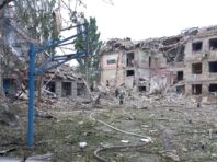 Ракетний удар по Краматорську. Під завалами зруйнованої школи можуть бути люди