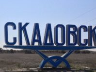 У Скадовську чутно вибухи та постріли