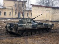 Українські військові із засідки знищили БМП окупантів (відео)