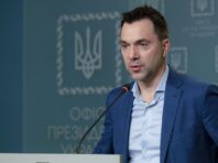 “Потенційні мішені”. Арестович розповів, скільки аеродромів залишилося у росіян в Криму