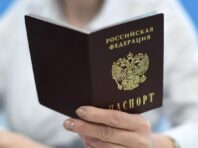 Паспорт без прописки і гарантій. Росія видає на окупованих територіях фейкові документи