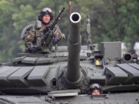 Можуть задіяти на півночі України. У Росії помічені ешелони з танками