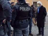 У Римі чоловік застряг в тунелі, який він викопав для пограбування банку