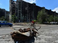 Окупанти вигадали, як нажитися на мешканцях розбомбленого Сєвєродонецька