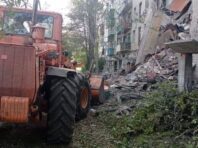 Під завалами може бути людина. У Бахмуті розбирають зруйновану окупантами багатоповерхівку