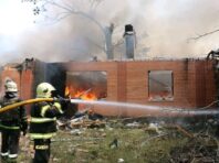 Росіяни вже другу добу обстрілюють Циркуни під Харковом: виникло 10 пожеж, є поранені