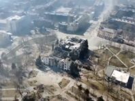 “Трупи заливають бетоном”. У ЗСУ розповіли, як росіяни “реконструюють” Драмтеатр у Маріуполі