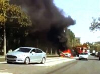 В Маріуполі палає авто на місці нещодавнього замаху на гауляйтера (відео)