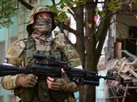 Росіяни переодягаються в цивільне і тікають з фронту в Херсонській області, – ОВА