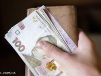 Біженці в Латвії зможуть обміняти готівкові гривні на євро: в НБУ розкрили подробиці