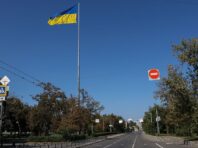 Військові встановили український прапор у звільненому Нововознесенському на півдні (відео)