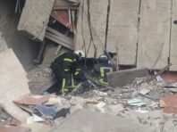 Обстріл школи в Миколаївці: рятувальники знайшли тіло жінки (фото)