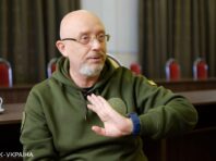 Резніков показав атестат, який Росія підготувала для школи Ізюма