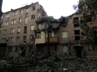 Окупанти завдали удару по багатоповерхівці в Бахмуті: під завалами можуть бути люди (відео)