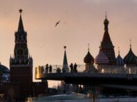 Кремль телефонує олігархам-втікачам та закликає повернутись у РФ, – FT
