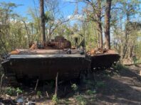 В РФ же поховали з почестями. Біля Святогірська серед тіл окупантів знайшли кашкет офіцера