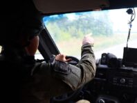 Поліцейські під обстрілом отримали поранення, рятуючи людей в Авдіївці (відео)