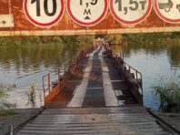 В Енергодарі мешканці самі відновили міст, зруйнований окупантами