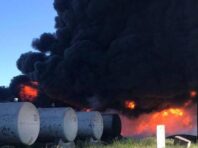 У Кривому Розі після ранкового обстрілу горить нафтобаза (фото)