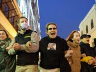 “Путіна в окопи”. Як протестують у Росії проти мобілізації