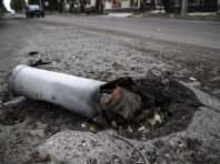 Будинок за будинком. Російська армія обстрілами знищує Бахмут (відео)
