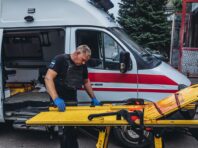 Окупанти влаштували обстріл під час евакуації лікарні під Харковом: є загиблі та поранені