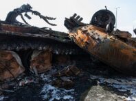 Українські військові знищили “Стугною” російський танк (відео)
