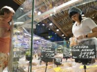 У Херсонській області окупанти погрожують закрити торгові точки без цінників у рублях