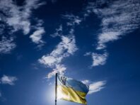 У Козачій Лопані встановили прапор України