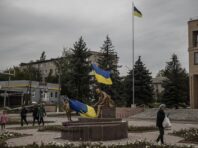У селі під Ізюмом вивісили український прапор (відео)