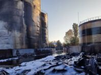 У Миколаєві дрони окупантів пошкодили цистерни з олією: вона тече вулицями