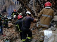 В Запоріжжі з-під завалів будинку після обстрілу врятували родину з дитиною (відео)