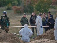 У звільненому Лимані виявили вже більше 200 могил і братське поховання