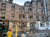 В Миколаєві з-під завалів багатоповерхівки врятували хлопчика. Шукають ще 7 людей