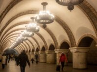У Києві через обстріл зупинили червону гілку метро
