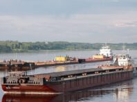 Росіяни в Херсоні викрали майже всі баржі для транспортування через Дніпро, – Генштаб