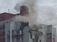Летіла до Харкова. Російська ракета впала на житловий будинок у Бєлгороді (відео)