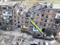 Обстріл Миколаєва: з-під завалів дістали ще одну загиблу