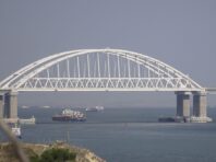 В окупованій Керчі лунають вибухи, Кримський міст перекрито