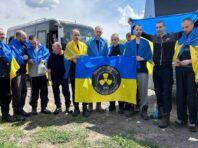 “Вітаємо вдома”. СБУ показала відео повернення 75 українців з полону