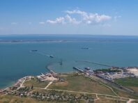 Удар по Керченській поромній переправі: ЗМІ показали фото пошкодженого російського судна
