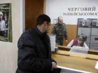 У Дніпрі співробітники ТЦК намагалися силою утримати чоловіка: військові пояснили свої дії